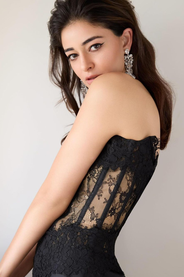 Ananya Pandey Looks Super Stylish In Black Dress: Photos6