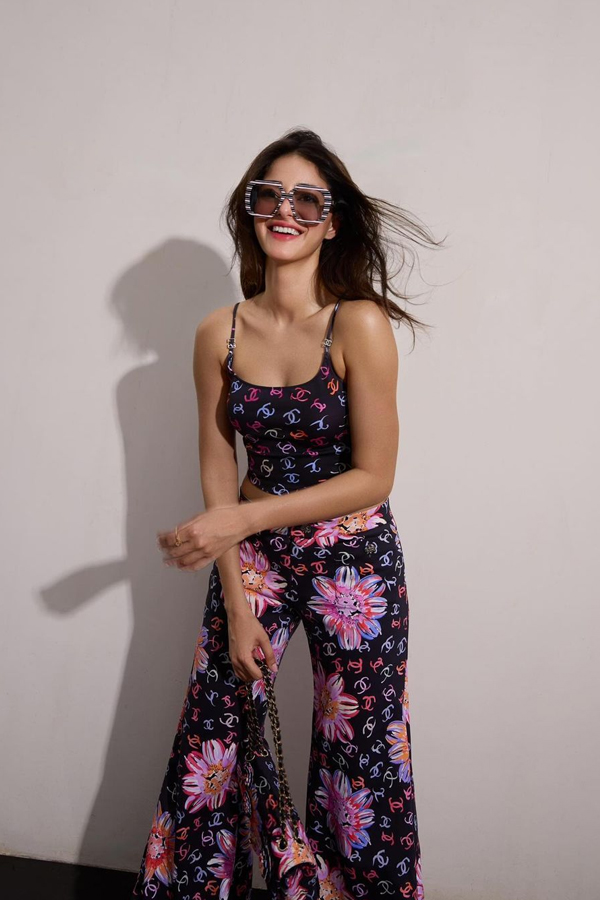 Ananya Pandey Looks Super Stylish In Black Dress: Photos9