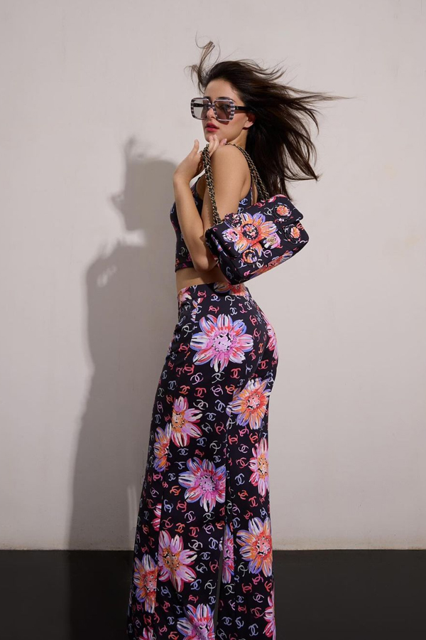 Ananya Pandey Looks Super Stylish In Black Dress: Photos10