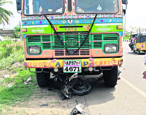 లారీ ఢీకొని దంపతులు దుర్మరణం 1