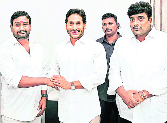 వైఎస్‌ జగన్‌ను  కలిసిన ఎమ్మెల్సీ1