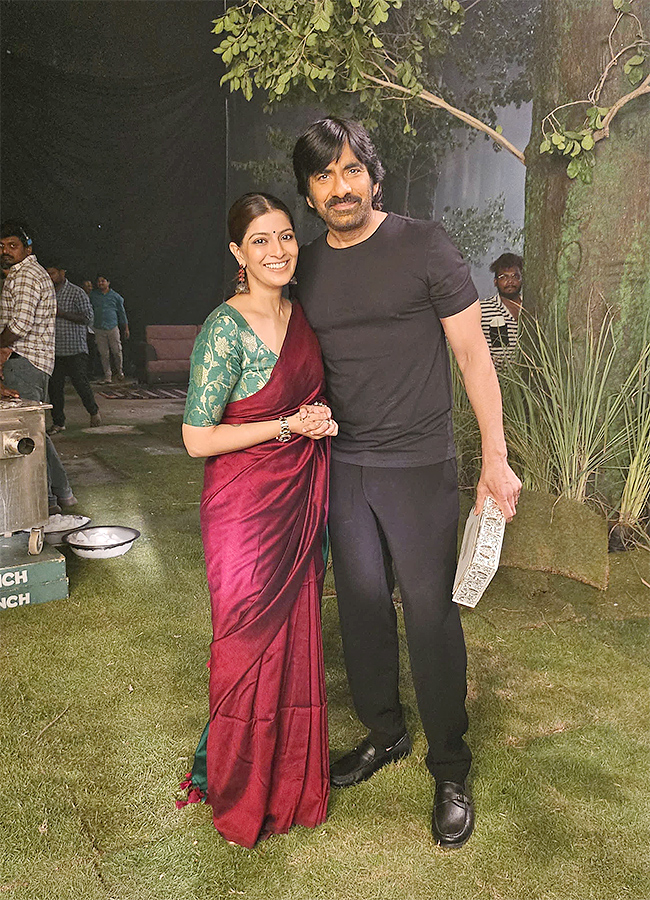 Varalaxmi Sarathkumar invites Tollywood celebrities to her wedding Photos11