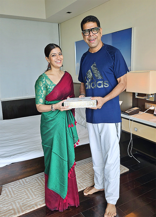 Varalaxmi Sarathkumar invites Tollywood celebrities to her wedding Photos13