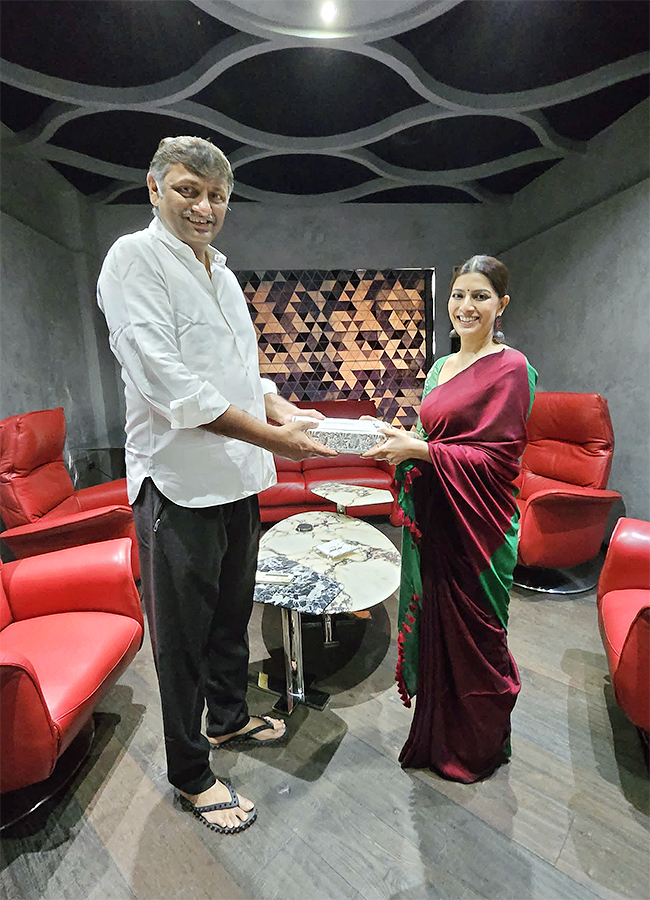 Varalaxmi Sarathkumar invites Tollywood celebrities to her wedding Photos14