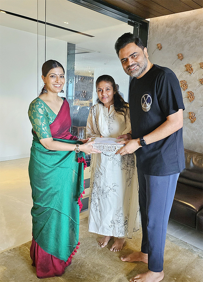 Varalaxmi Sarathkumar invites Tollywood celebrities to her wedding Photos2