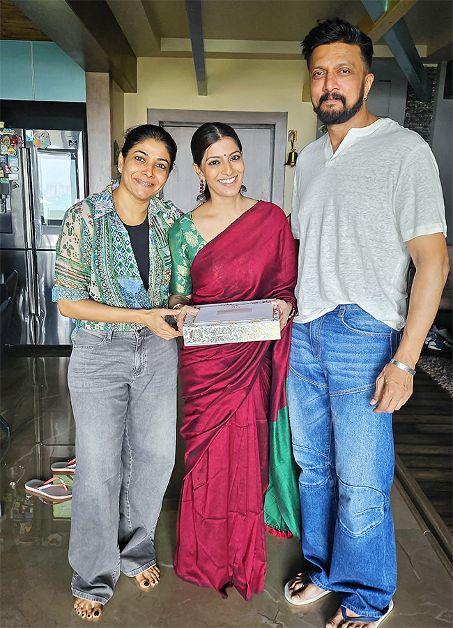 Varalaxmi Sarathkumar invites Tollywood celebrities to her wedding Photos4