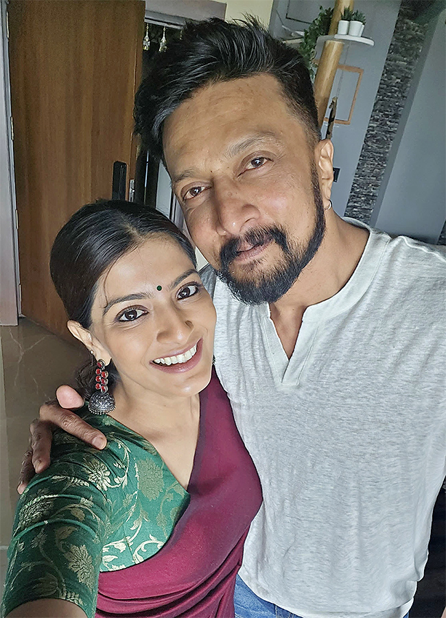 Varalaxmi Sarathkumar invites Tollywood celebrities to her wedding Photos8