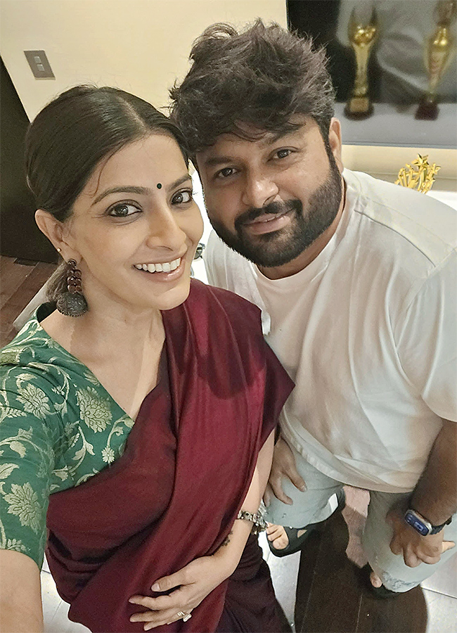 Varalaxmi Sarathkumar invites Tollywood celebrities to her wedding Photos9
