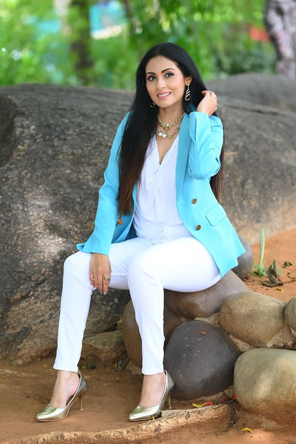 Actress Sadaa Latest Stills At Neethone Dance 2.0 Show6