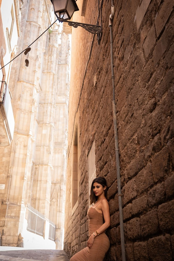 Mouni Roy Enjoys Vacation In Spain, Photos Goes Viral4