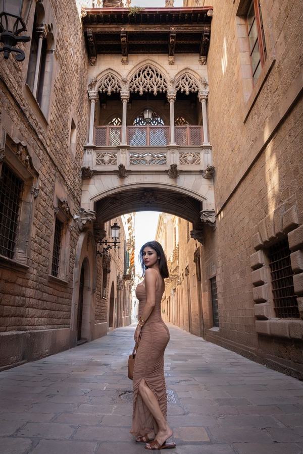 Mouni Roy Enjoys Vacation In Spain, Photos Goes Viral5
