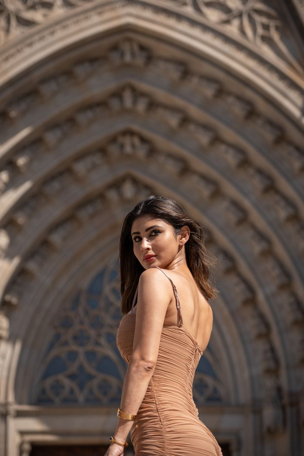 Mouni Roy Enjoys Vacation In Spain, Photos Goes Viral7
