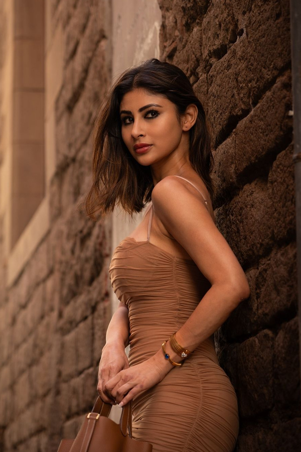 Mouni Roy Enjoys Vacation In Spain, Photos Goes Viral8