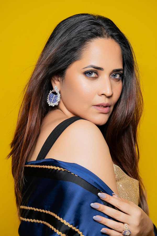Anasuya Bharadwaj Stunning New Glam Stills In Saree: Photos2