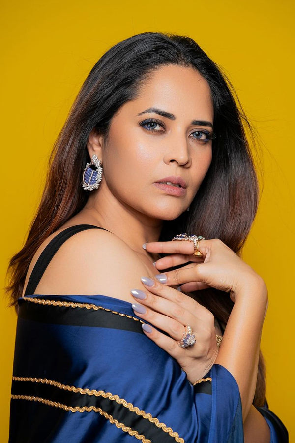 Anasuya Bharadwaj Stunning New Glam Stills In Saree: Photos11