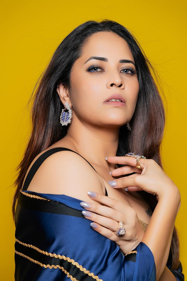 Anasuya Bharadwaj Stunning New Glam Stills In Saree: Photos8