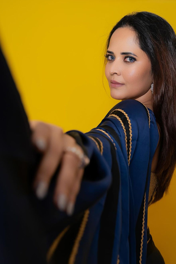 Anasuya Bharadwaj Stunning New Glam Stills In Saree: Photos9