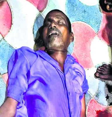 విద్యుత్‌ తీగలు తగిలి వ్యక్తి మృతి1