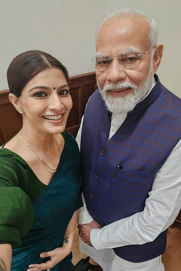Actress Varalaxmi Sarathkumar Invited PM Narendra Modi To Marriage Photos Goes Viral7