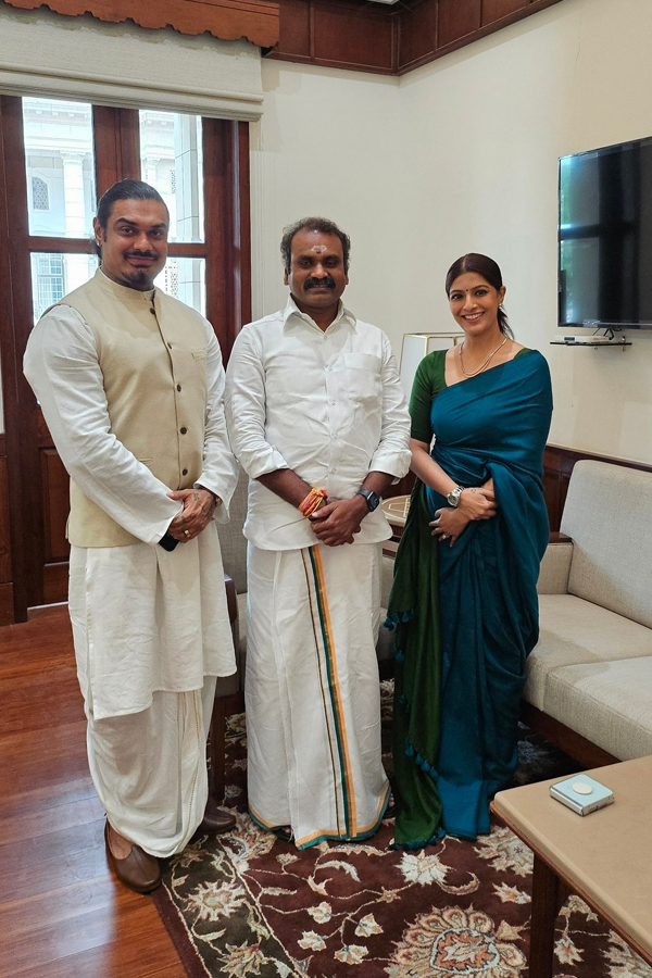 Actress Varalaxmi Sarathkumar Invited PM Narendra Modi To Marriage Photos Goes Viral10