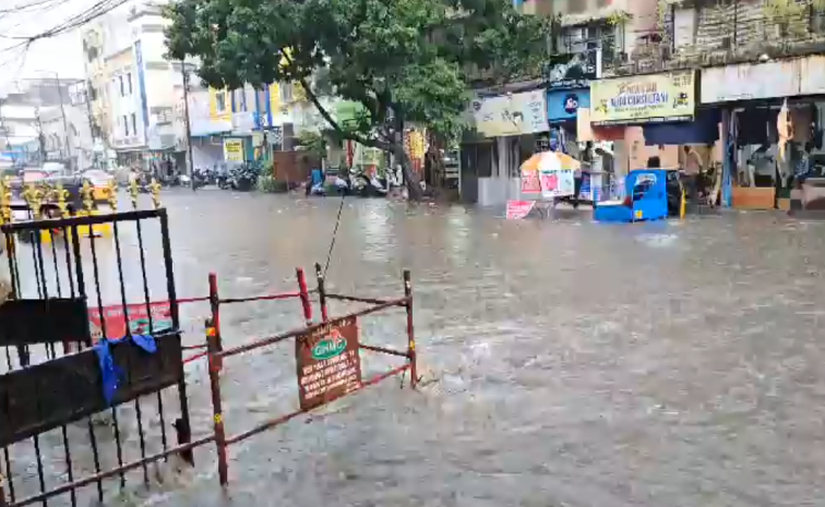 Heavy Traffic Jam At Hyderabad Due To Rains: Photos17