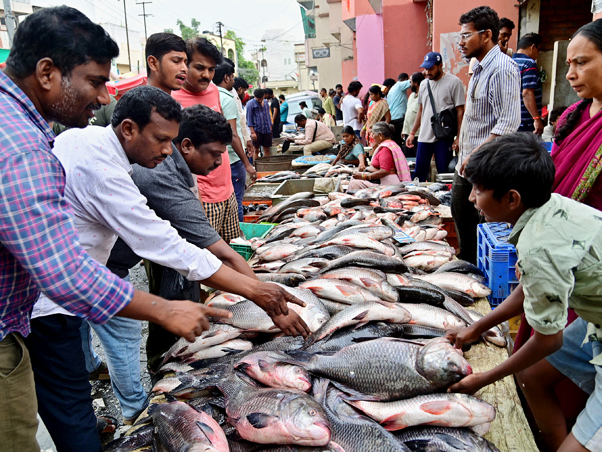 Huge Rush At Ramnagar Fish Market On The Eve Of Mrigasira Karthi: Photos10