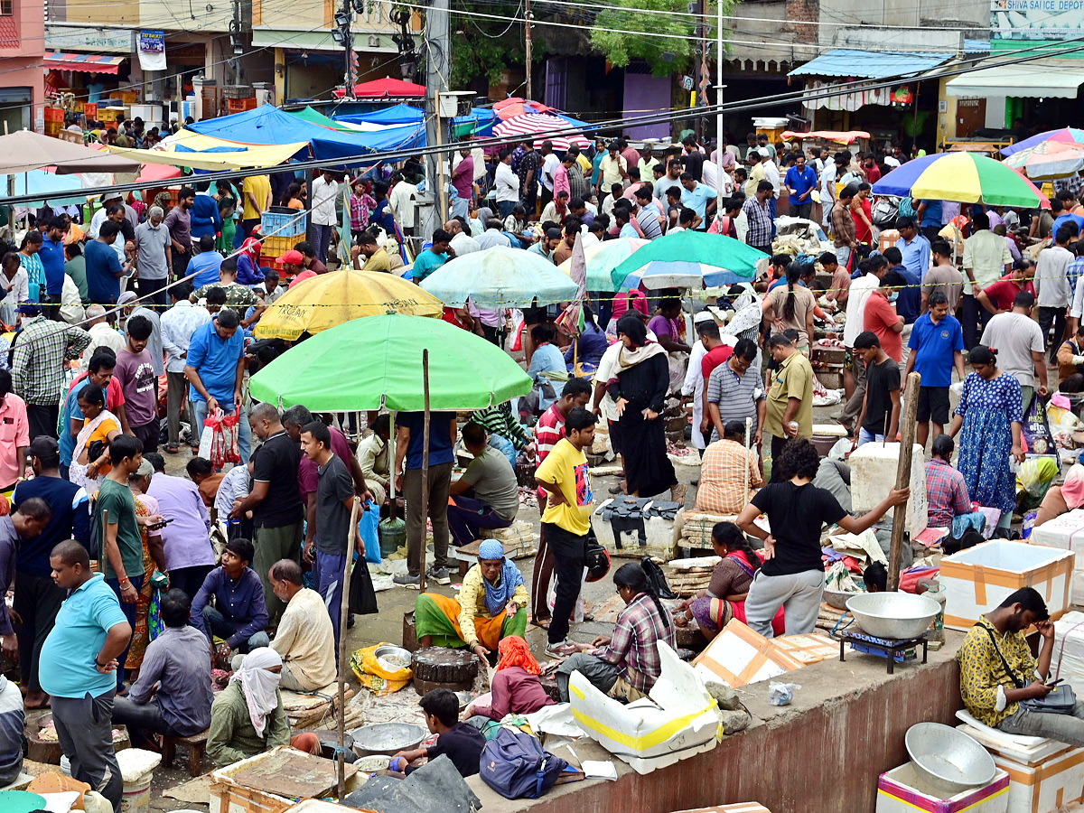 Huge Rush At Ramnagar Fish Market On The Eve Of Mrigasira Karthi: Photos11