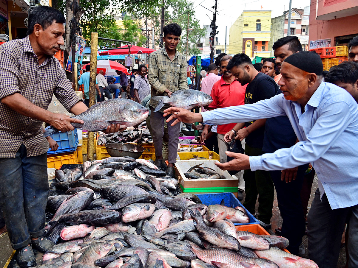Huge Rush At Ramnagar Fish Market On The Eve Of Mrigasira Karthi: Photos5