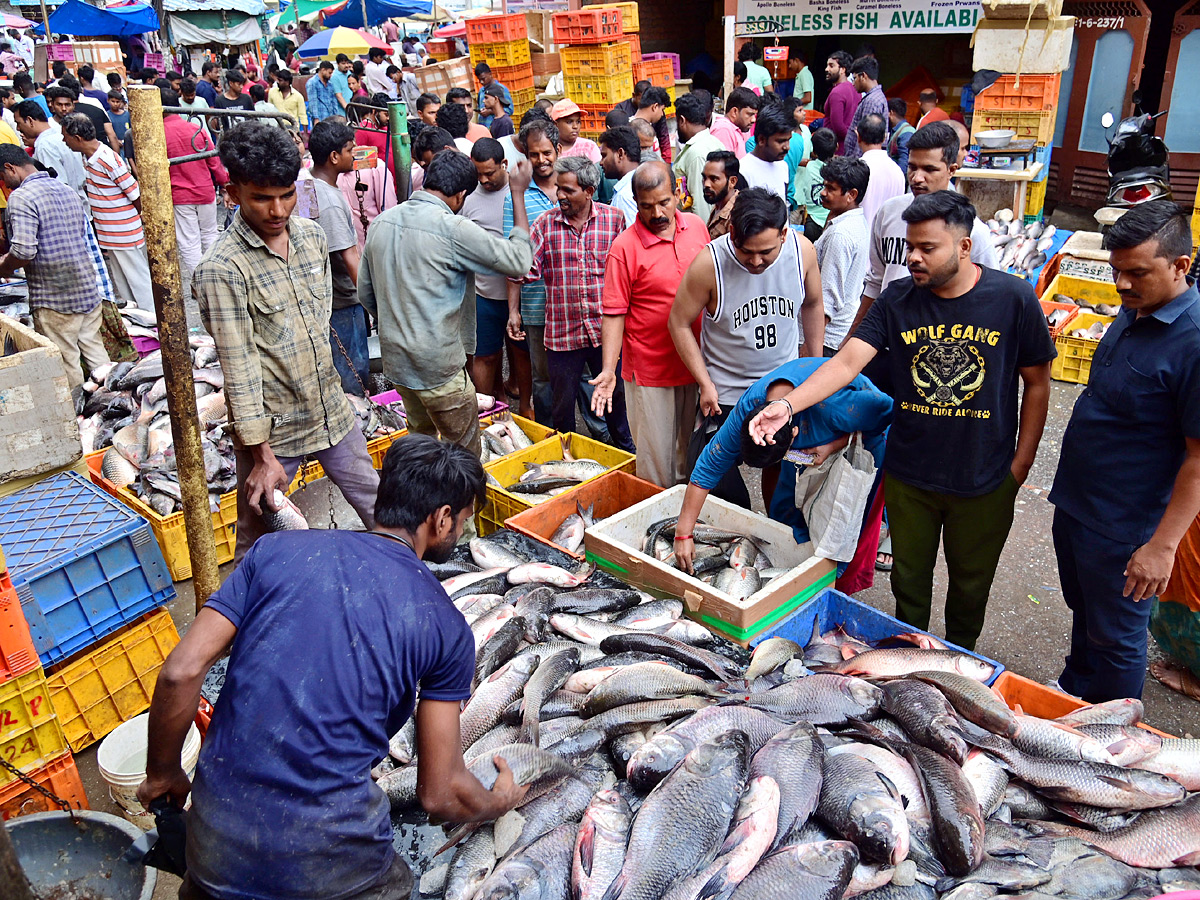Huge Rush At Ramnagar Fish Market On The Eve Of Mrigasira Karthi: Photos6