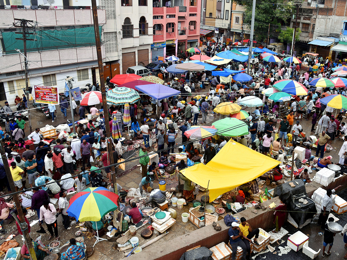 Huge Rush At Ramnagar Fish Market On The Eve Of Mrigasira Karthi: Photos7