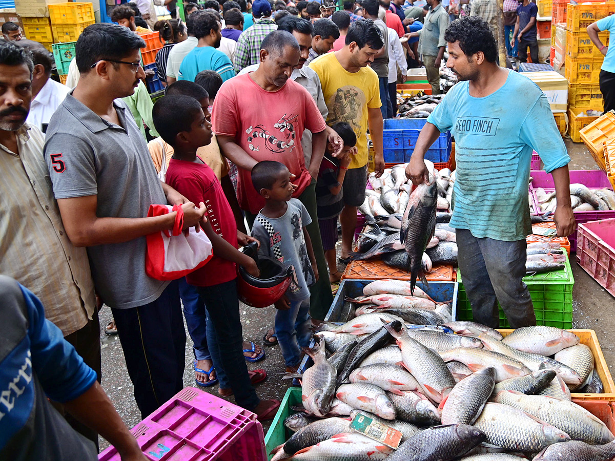 Huge Rush At Ramnagar Fish Market On The Eve Of Mrigasira Karthi: Photos8