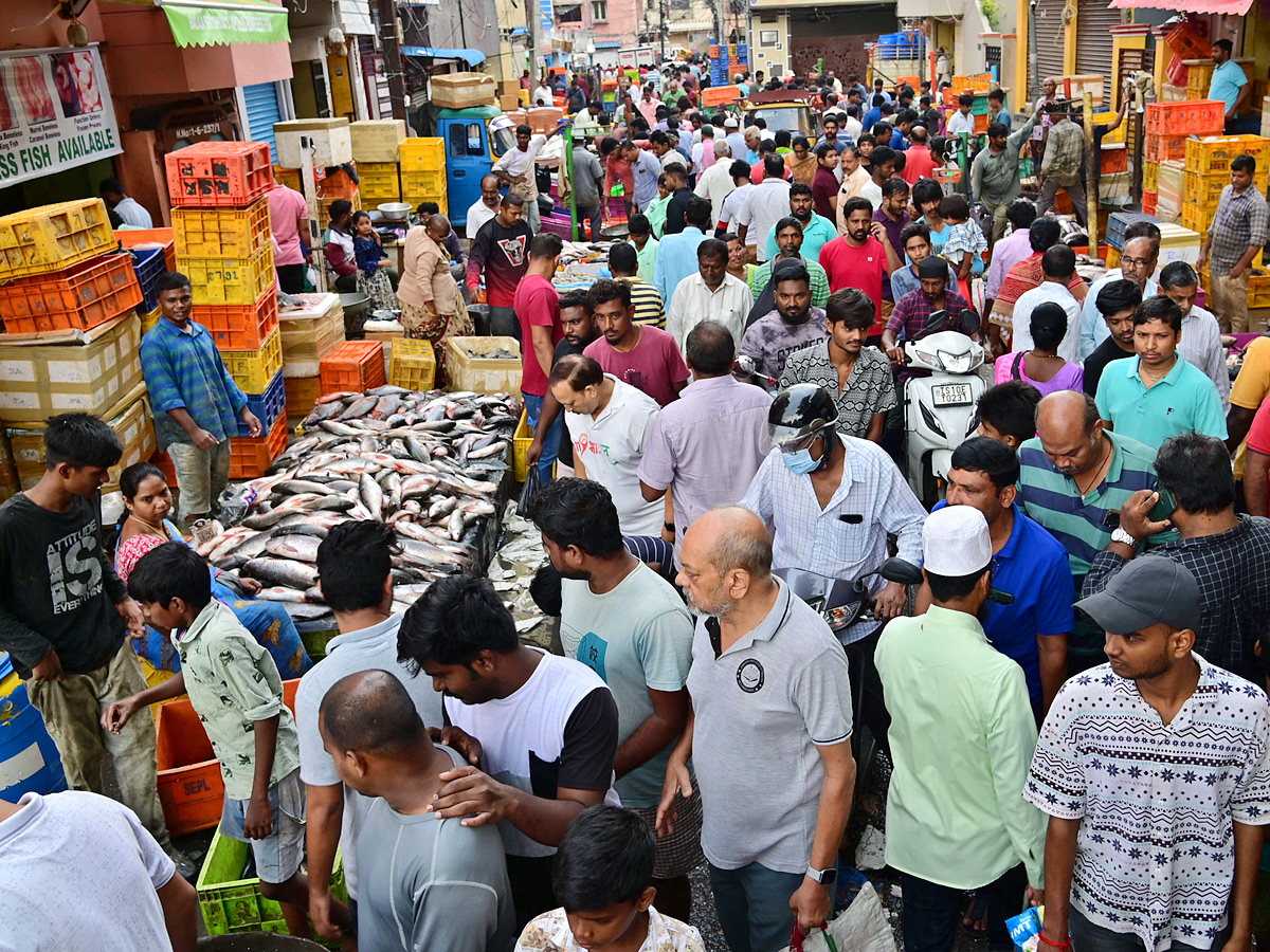Huge Rush At Ramnagar Fish Market On The Eve Of Mrigasira Karthi: Photos9