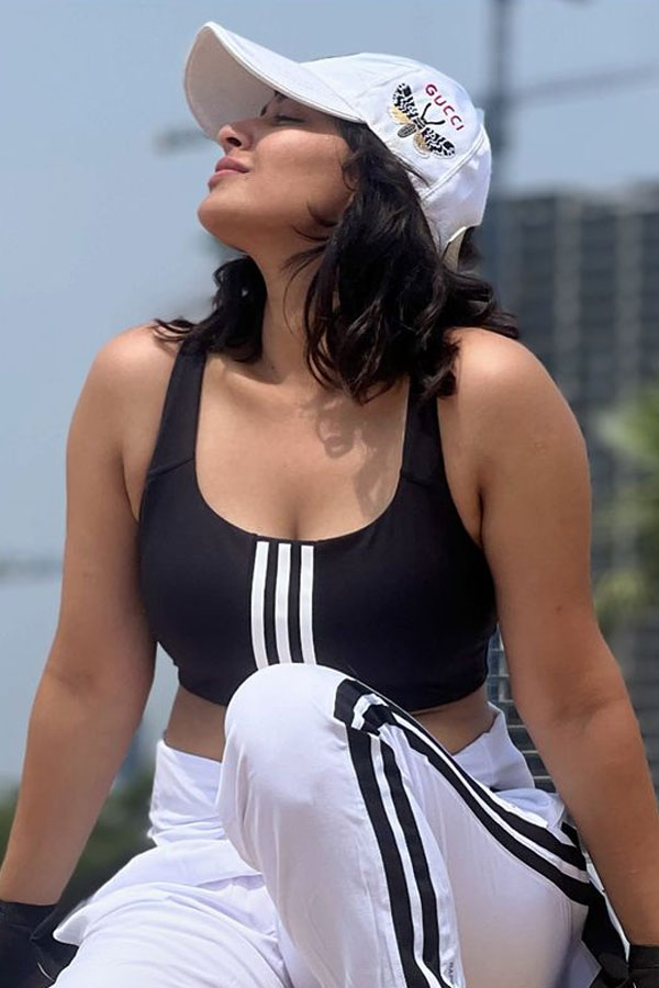 Bigg Boss Fame Inaya Sultana Latest Pics Goes Viral9