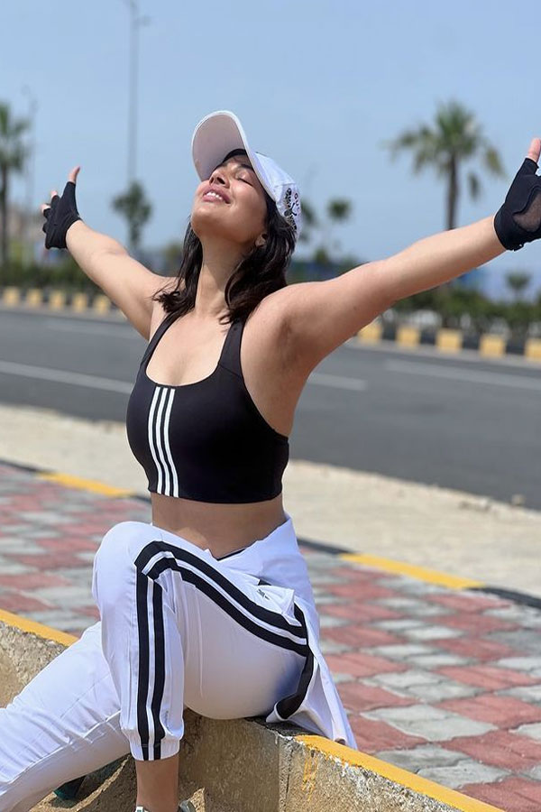 Bigg Boss Fame Inaya Sultana Latest Pics Goes Viral12