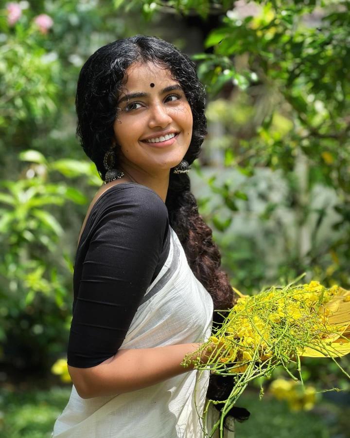 Anupama Parameswaran Latest Black Saree Photos Goes Viral On Instagram11