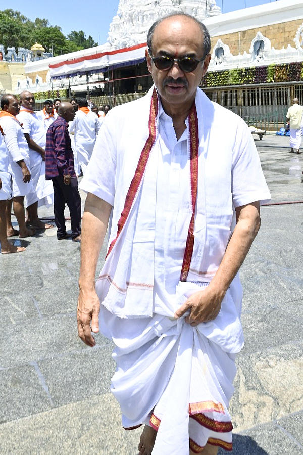 Producer Suresh Babu Visit to Tirumala Photos18