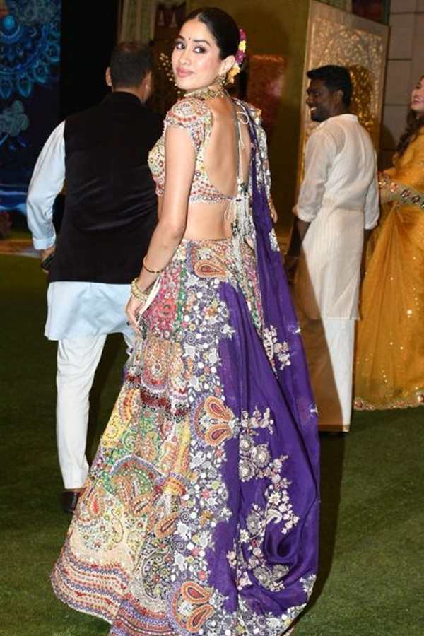 Devara Beauty Janhvi Kapoor Shining Brightly In Anant And Radhika Wedding10