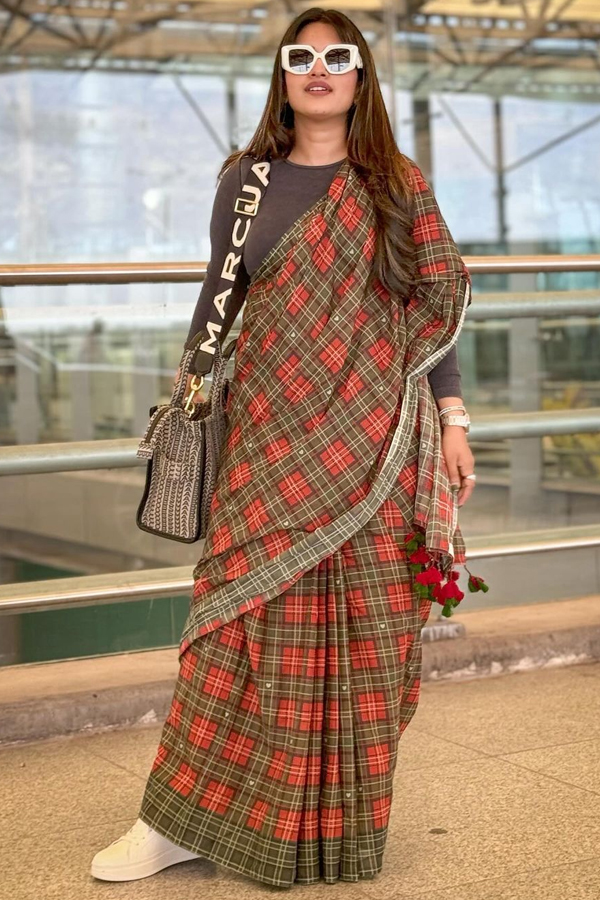 Bigg Boss Sravanthi Stunning Looks In A Different Style Of Saree2
