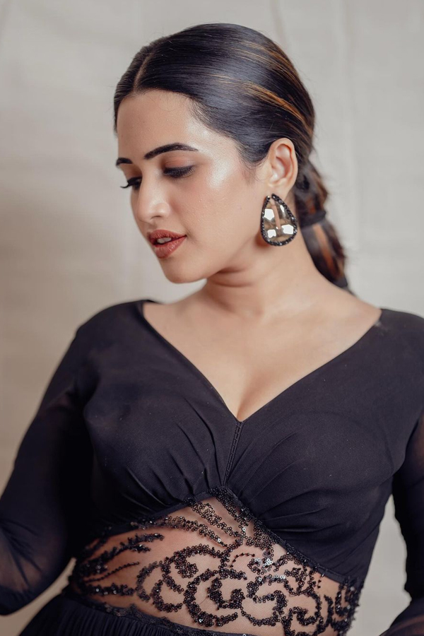 Bigg Boss Sravanthi Stunning Looks In A Different Style Of Saree11