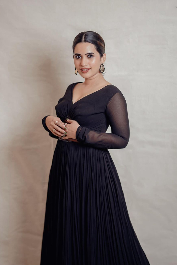 Bigg Boss Sravanthi Stunning Looks In A Different Style Of Saree12