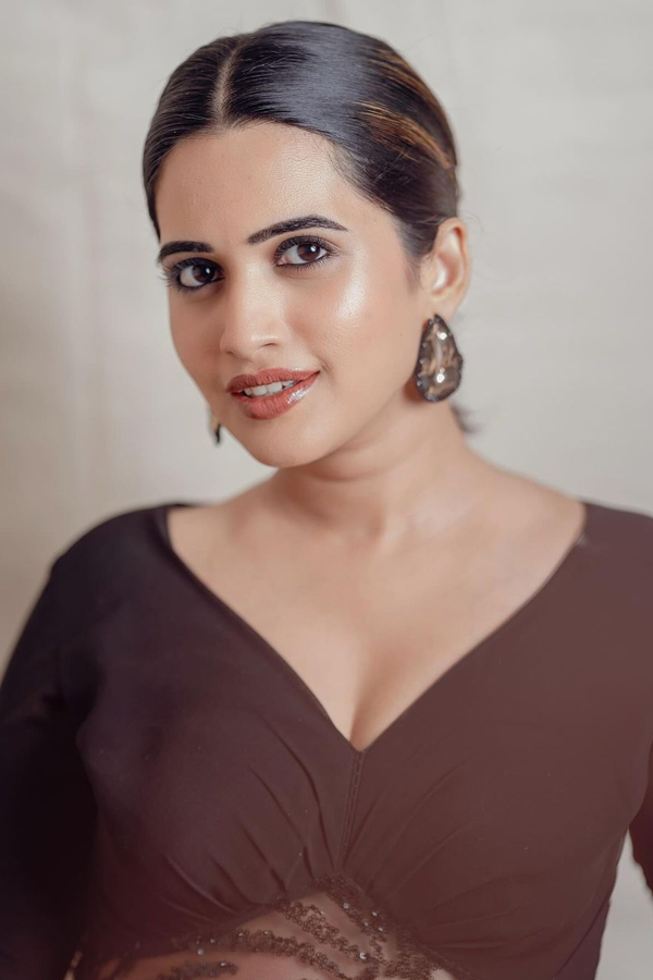 Bigg Boss Sravanthi Stunning Looks In A Different Style Of Saree13