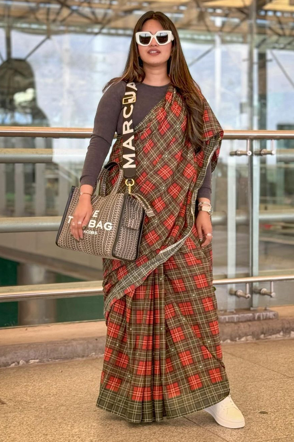 Bigg Boss Sravanthi Stunning Looks In A Different Style Of Saree4
