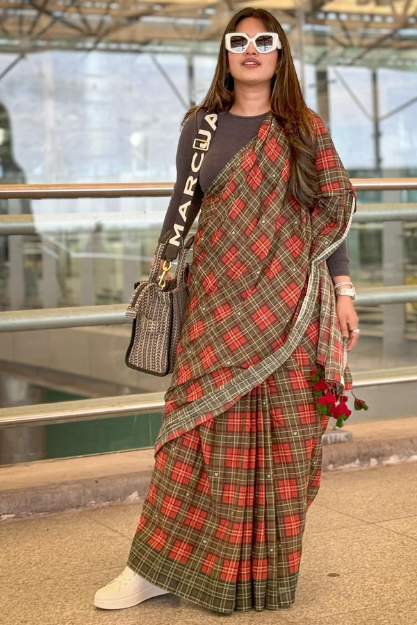Bigg Boss Sravanthi Stunning Looks In A Different Style Of Saree5