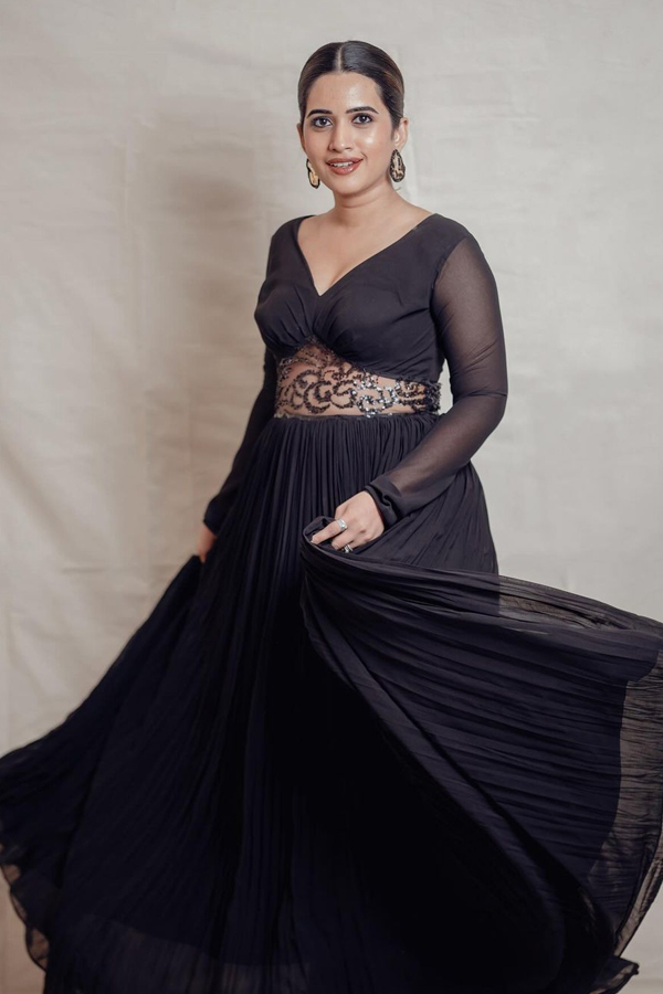 Bigg Boss Sravanthi Stunning Looks In A Different Style Of Saree6