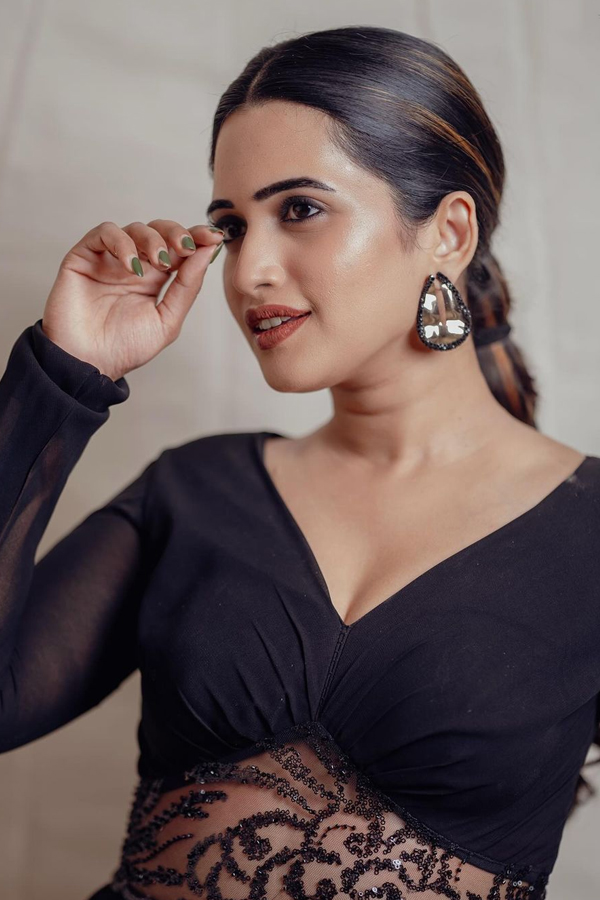 Bigg Boss Sravanthi Stunning Looks In A Different Style Of Saree7