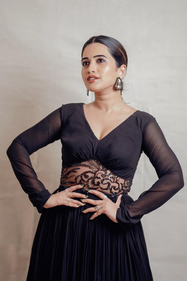 Bigg Boss Sravanthi Stunning Looks In A Different Style Of Saree8