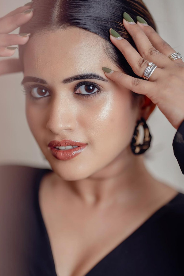 Bigg Boss Sravanthi Stunning Looks In A Different Style Of Saree9