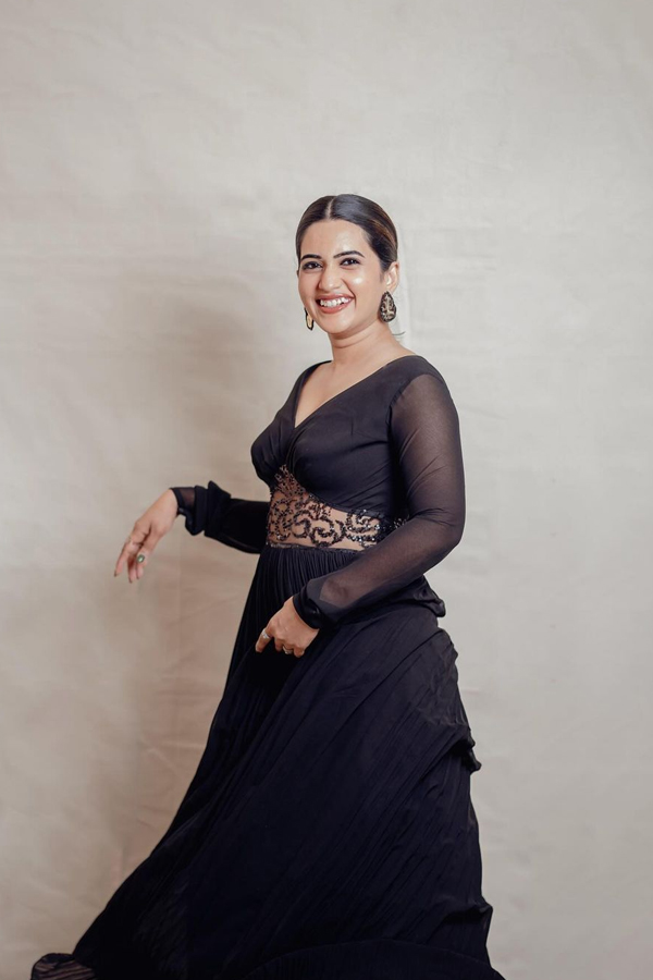 Bigg Boss Sravanthi Stunning Looks In A Different Style Of Saree10