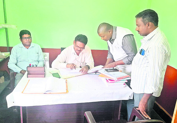 ఉపకార వేతనాలకు దరఖాస్తుల ఆహ్వానం
1