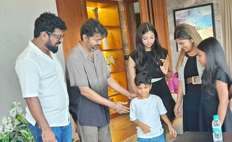 Actress Rambha meets Thalapathy Vijay along with her family: Photos1